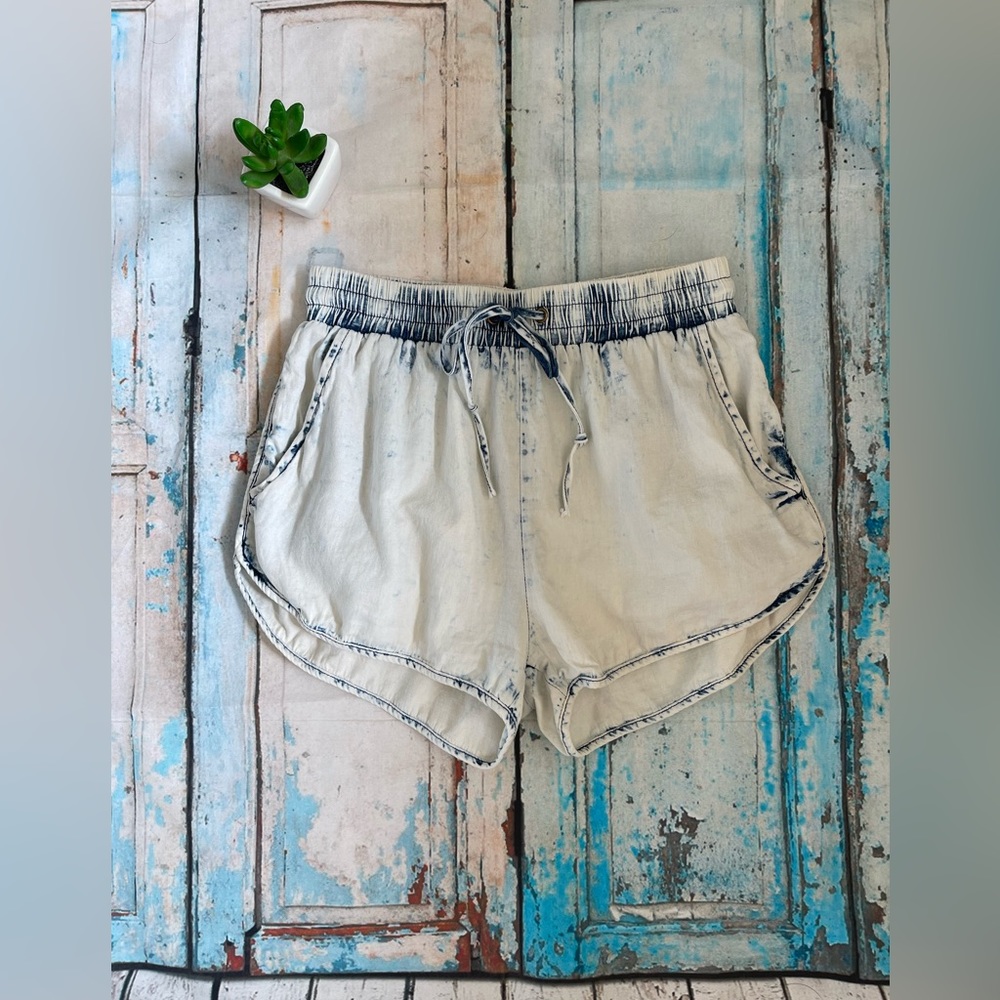 Acid washed shorts by The Hanger